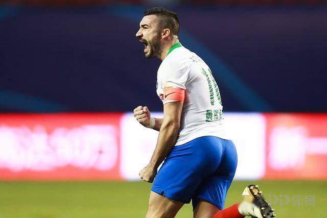 开云APP-鸭梨低迷失点！青岛3连败0进球 滑向榜尾难阻挡